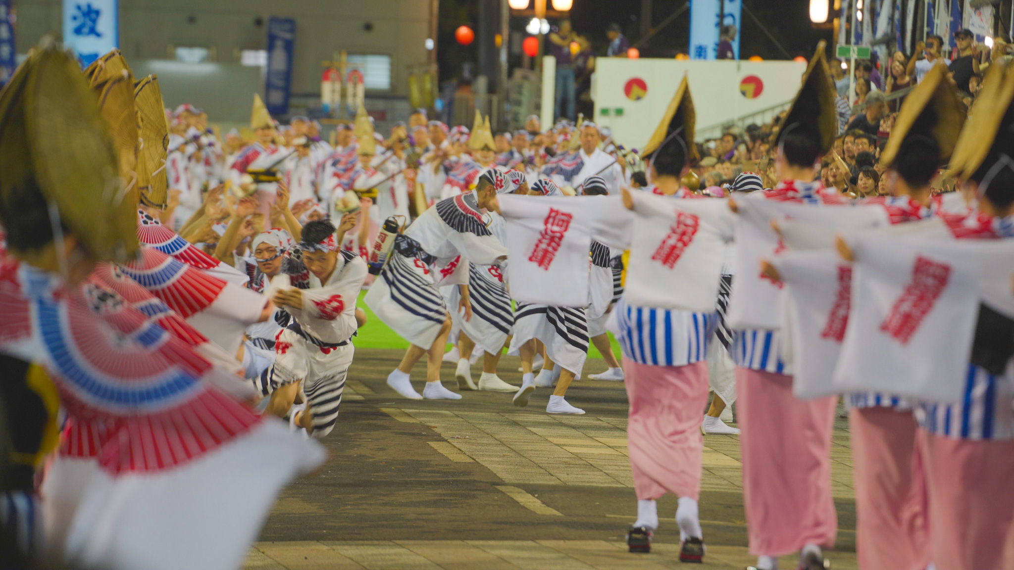 肩に破れ傘を差した阿呆連の踊り手