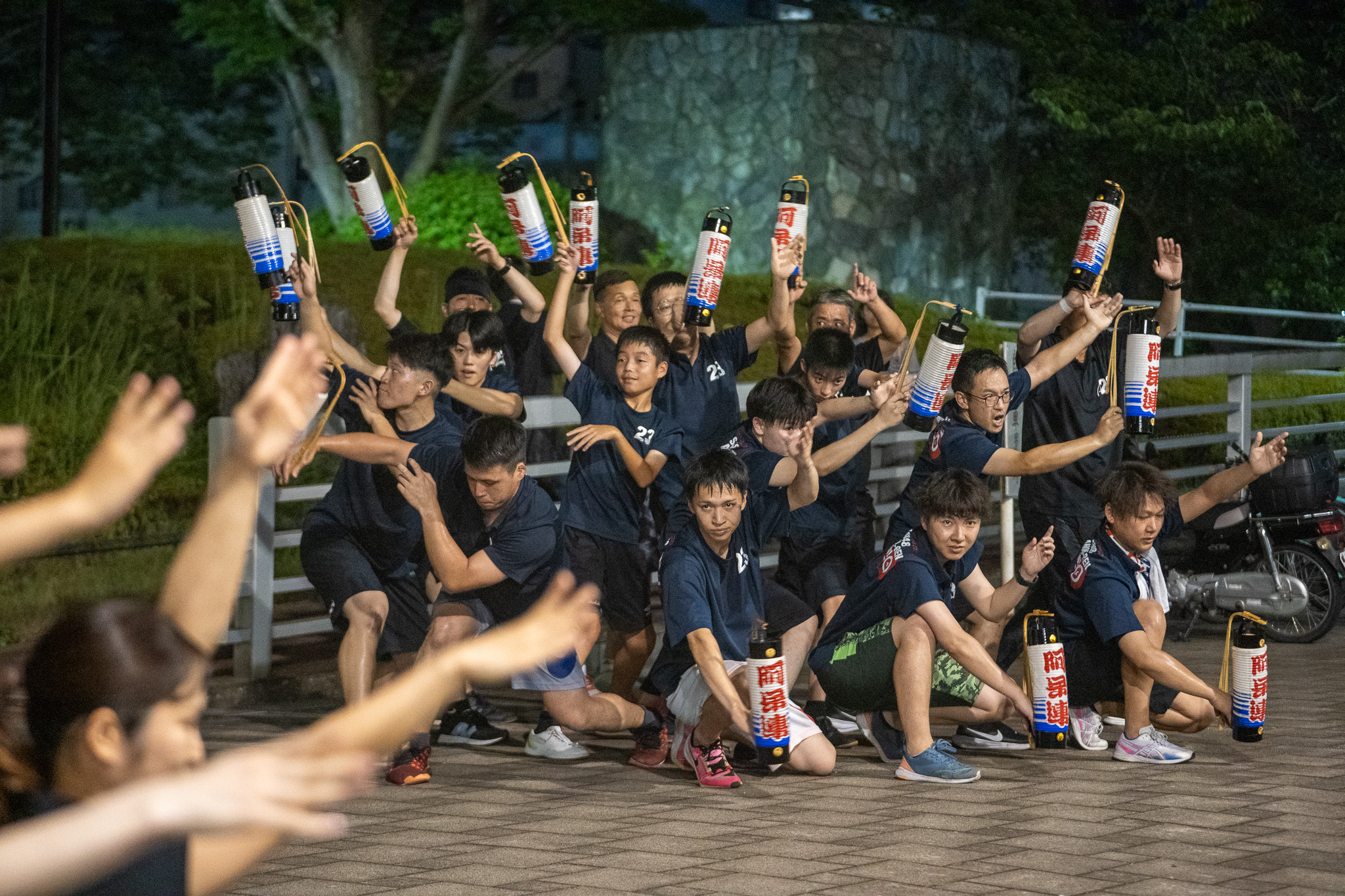 練習で団子から松へと形を変えていく阿呆連の男踊りの群舞