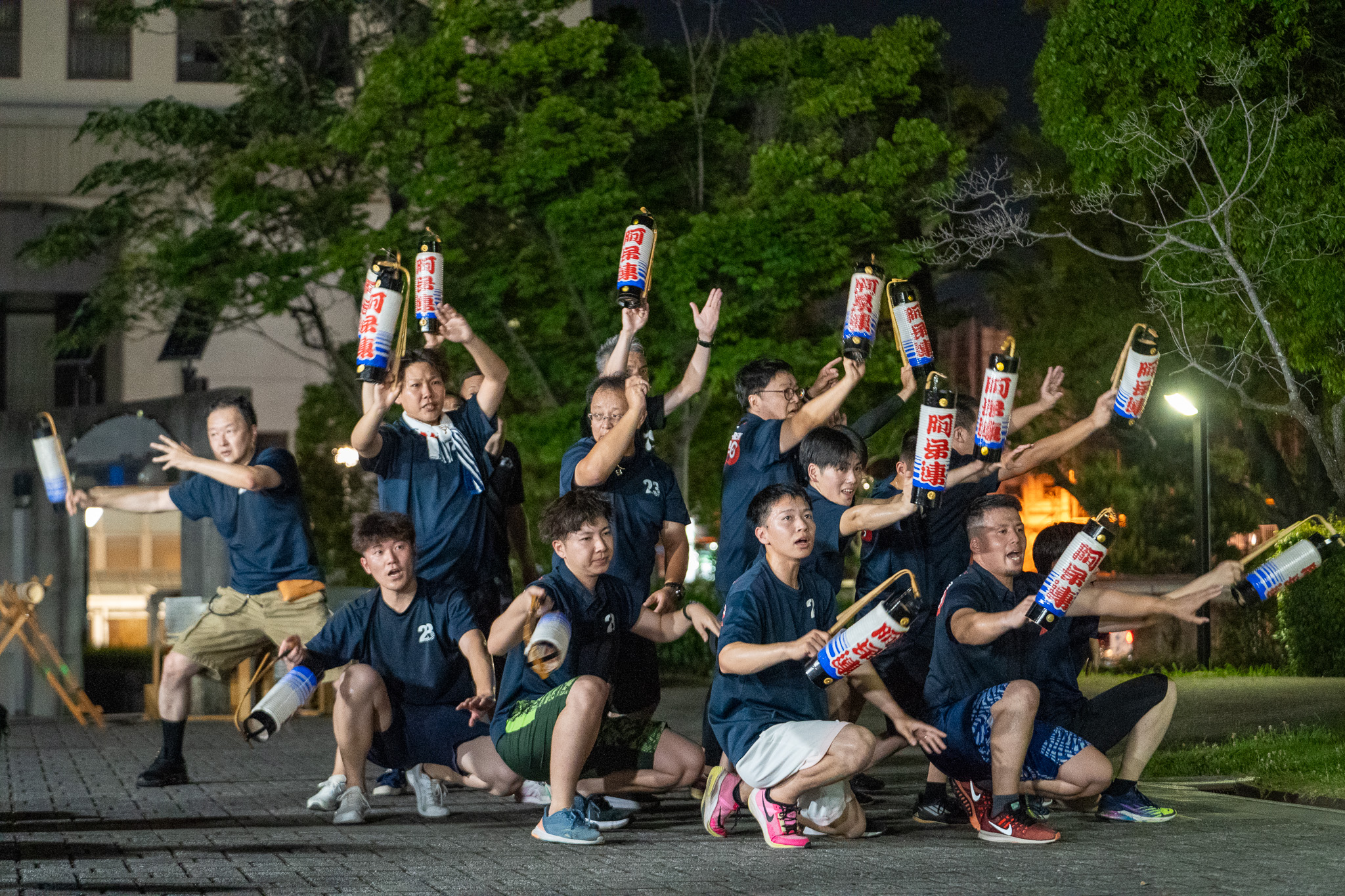 練習で松の形に大きく広がる阿呆連の男踊りの群舞