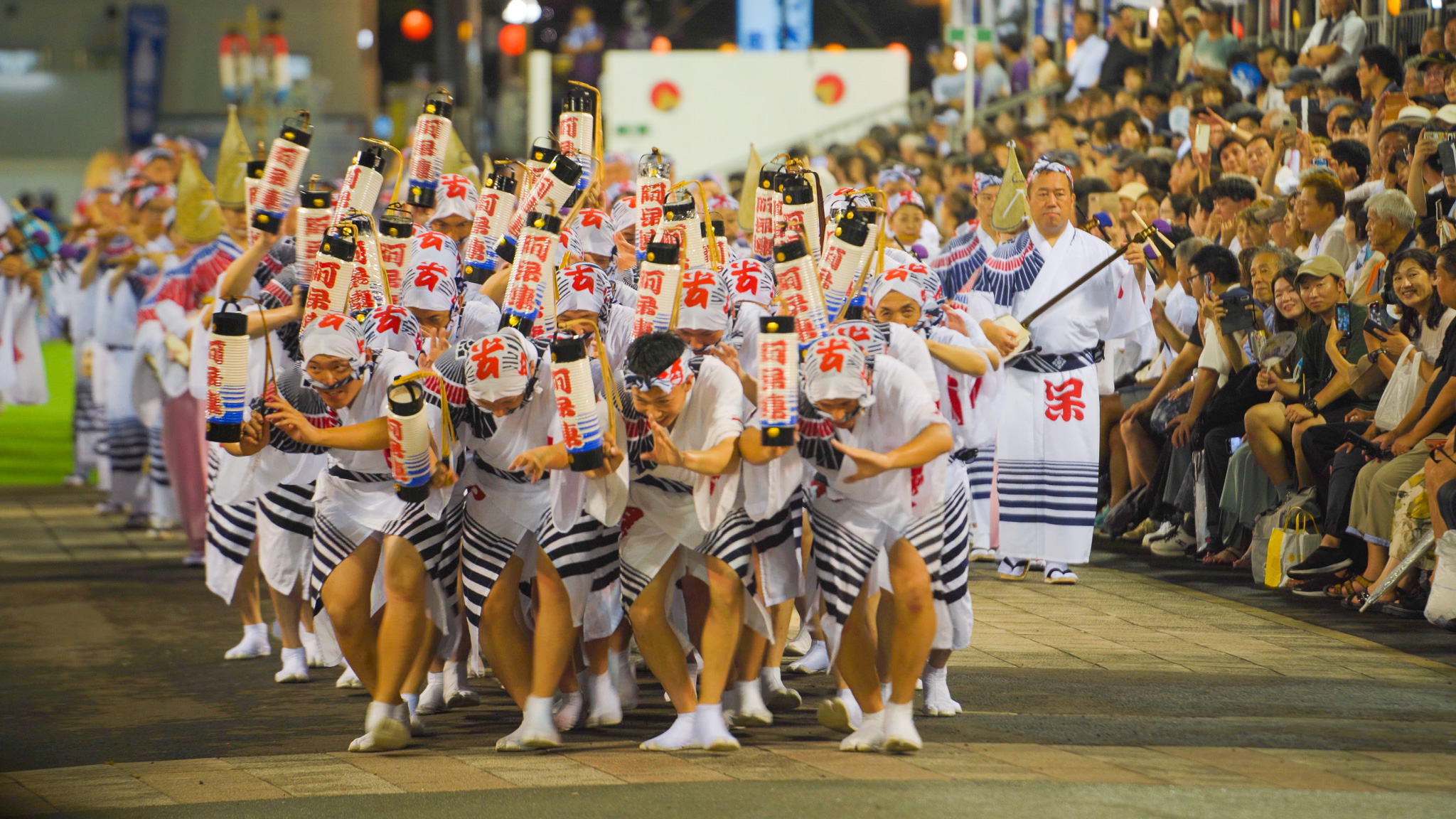 本番の桟敷で、上下にかがみながら団子で進む阿呆連の男踊り