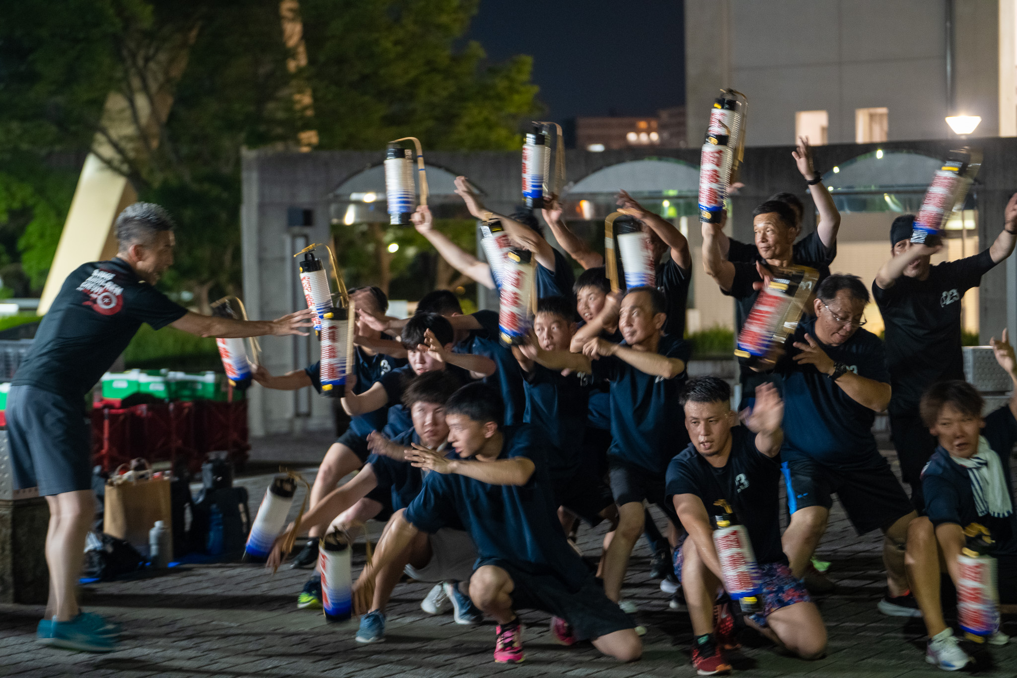 男踊りの「松」で全体に指導する阿呆連の副連長