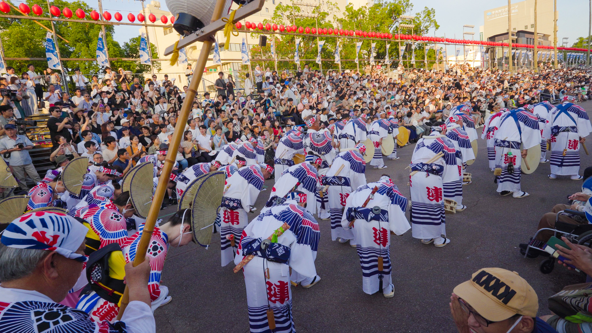 すべての演目を終え、最後尾から観客席へ深々と頭を下げる阿呆連の鳴り物勢