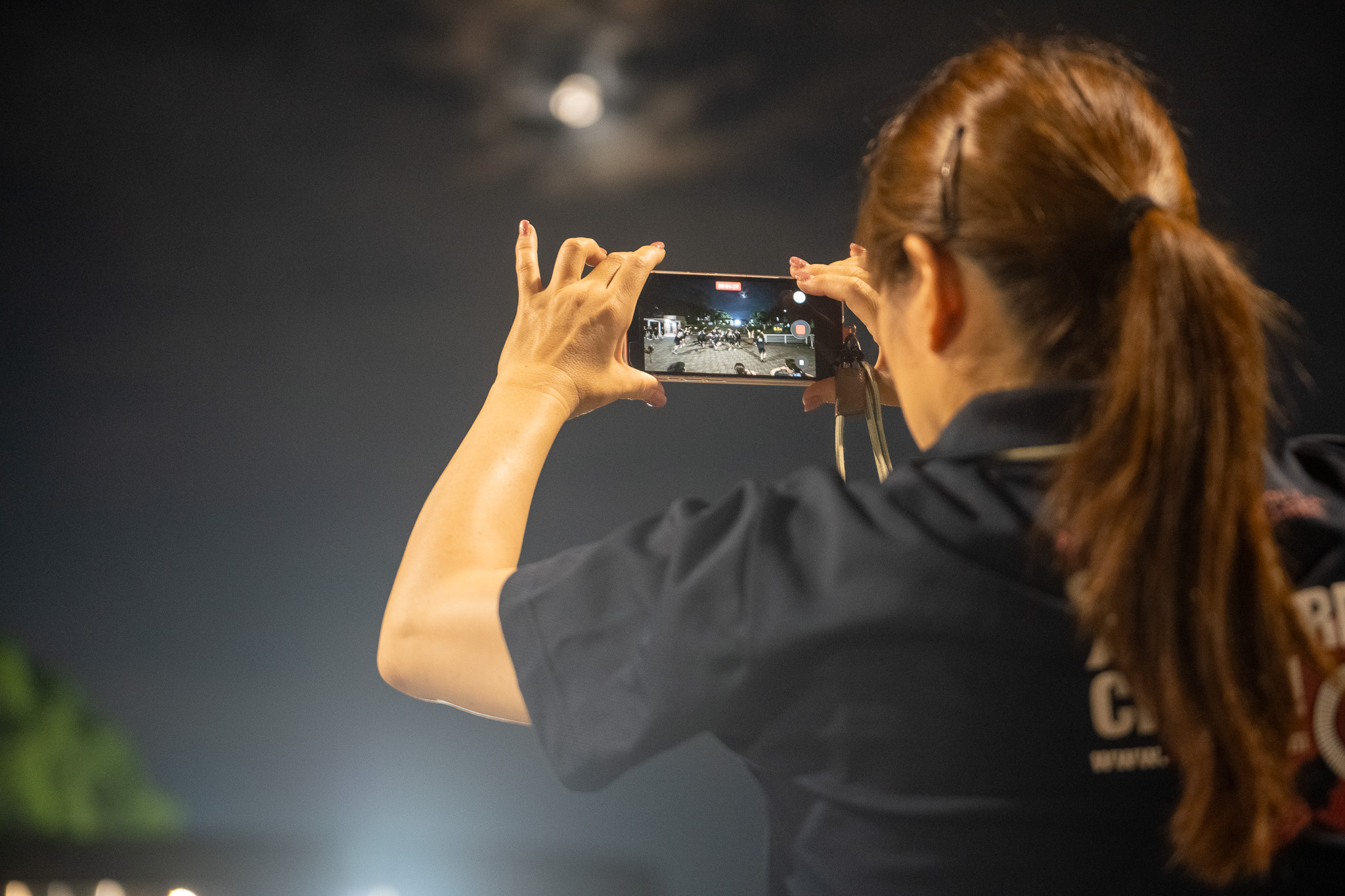写真を撮りながら女踊りの仕上がりを確認する阿呆連の指導者
