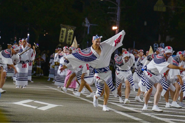 本番の桟敷で奴凧を舞う阿呆連の男踊りの踊り手
