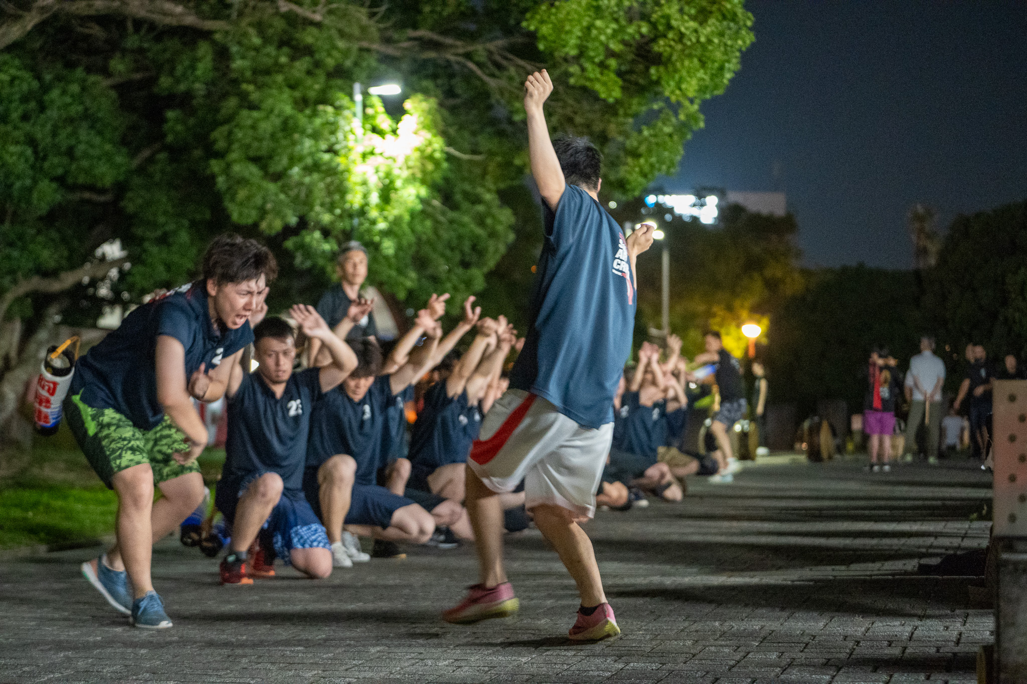 練習で奴凧の糸を引く阿呆連の最前列の踊り手