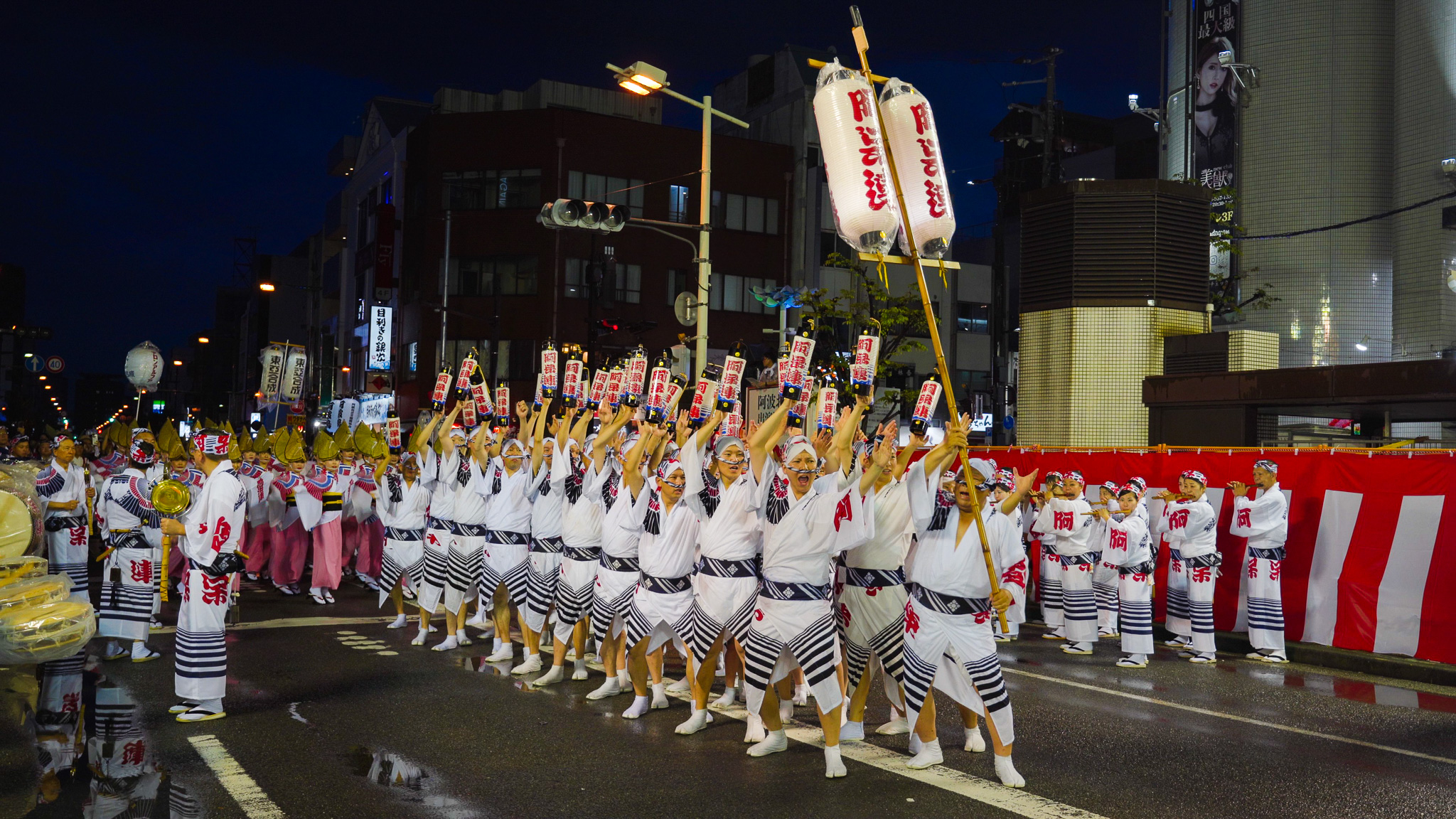 高張を掲げて踊る阿呆連の前副連長