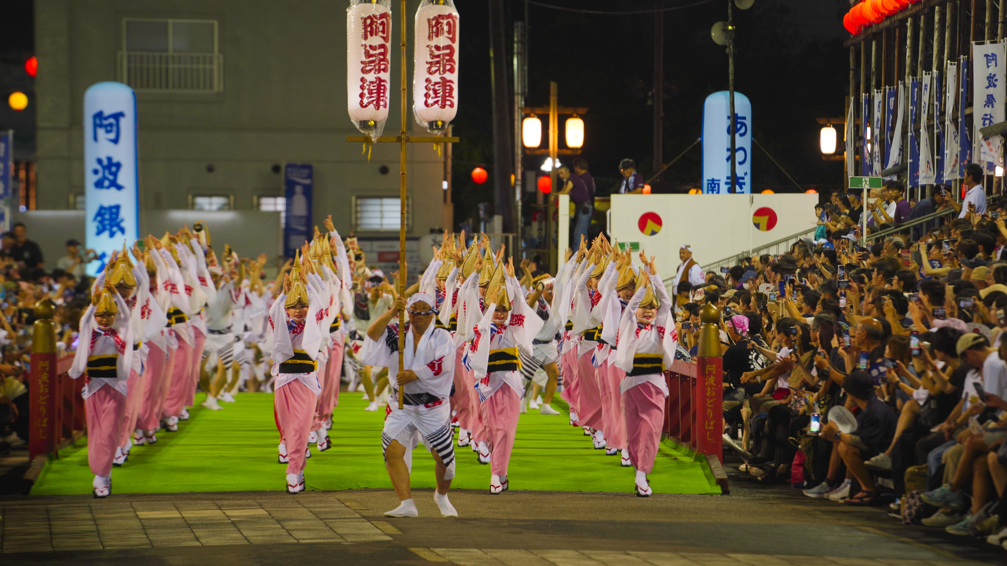 高張を高く掲げ、舞い進む阿呆連の前副連長
